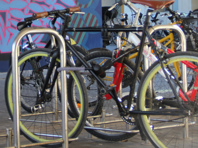 Bicicleta atada correctamente a un aparcabicis con un candado seguro