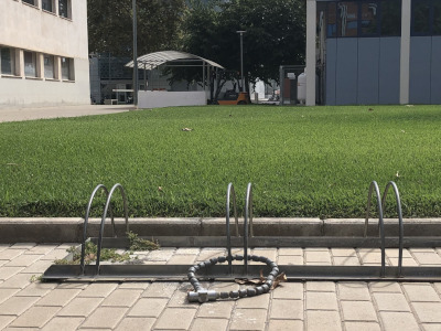 Aparcamiento para bicicletas vacío con un candado sin bicicleta